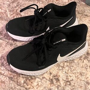 Women’s Black Nike Revolution Sneakers Tennis Shoes Running Shoes